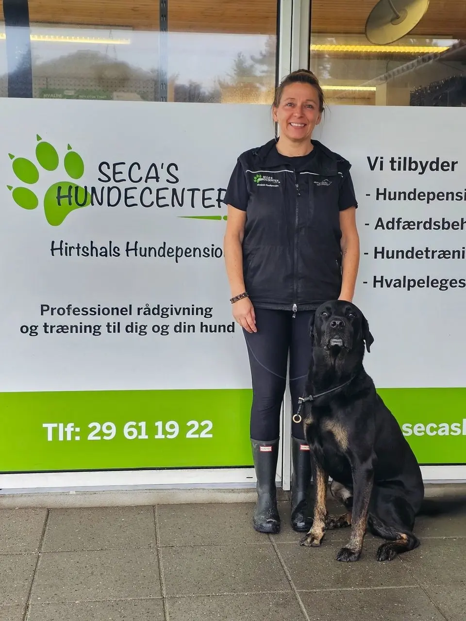 Sanne med en hund foran Seca’s Hundecenter