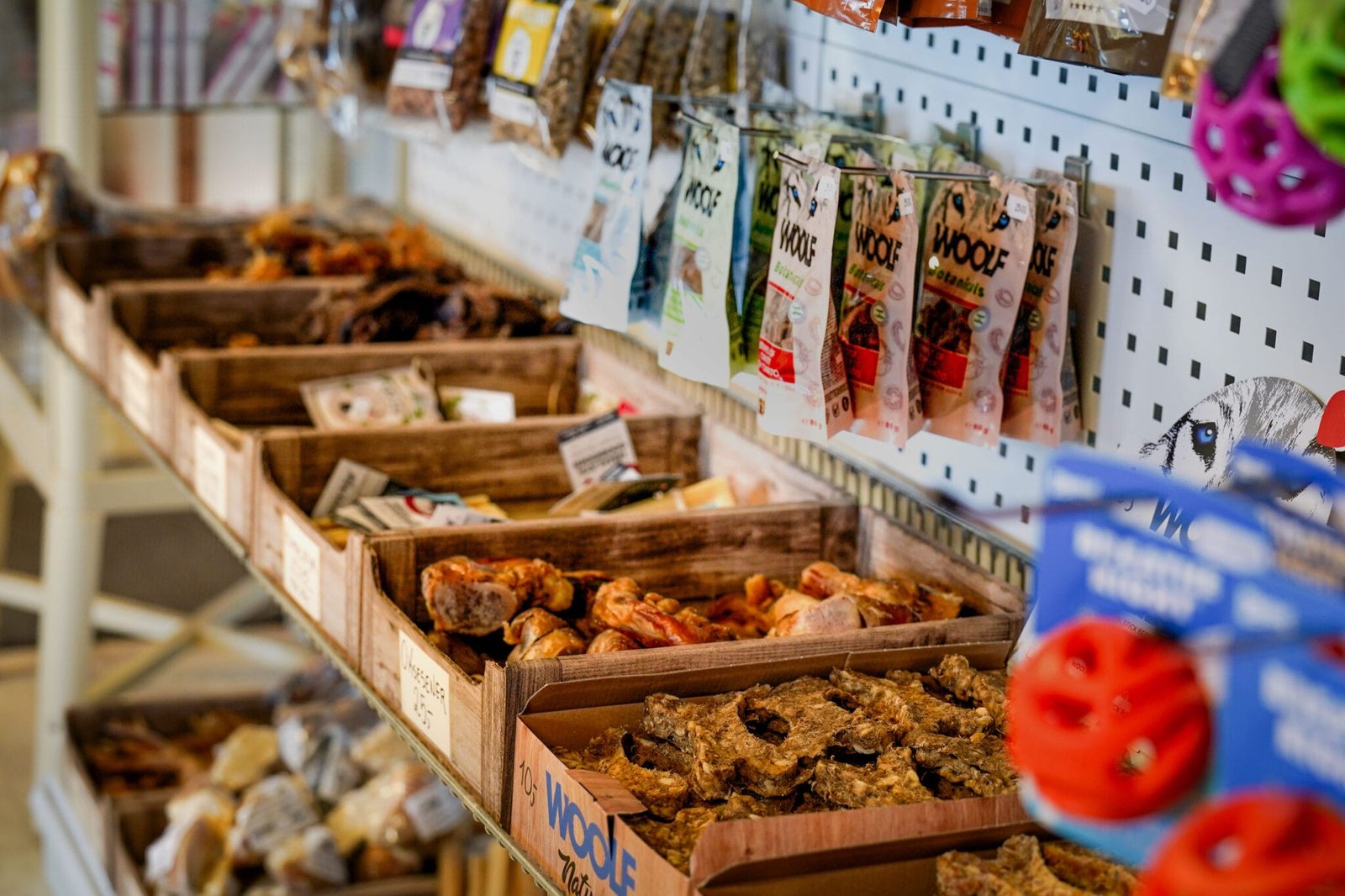 Hundegodbidder og legetøj på butikshylde